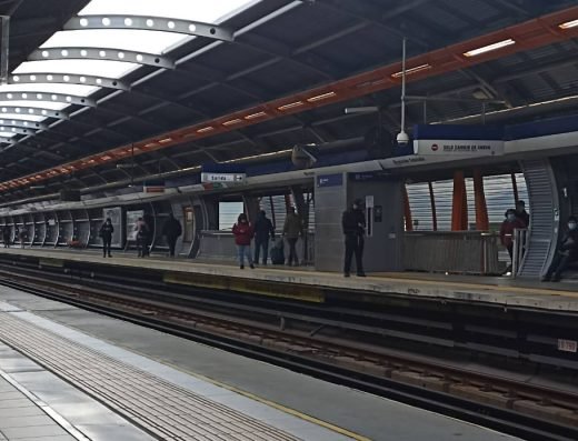 Metro Elisa Correa / Línea 4